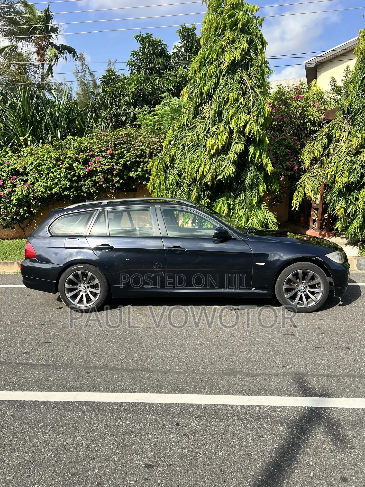 BMW 320i Wagon RWD 2010 Blue