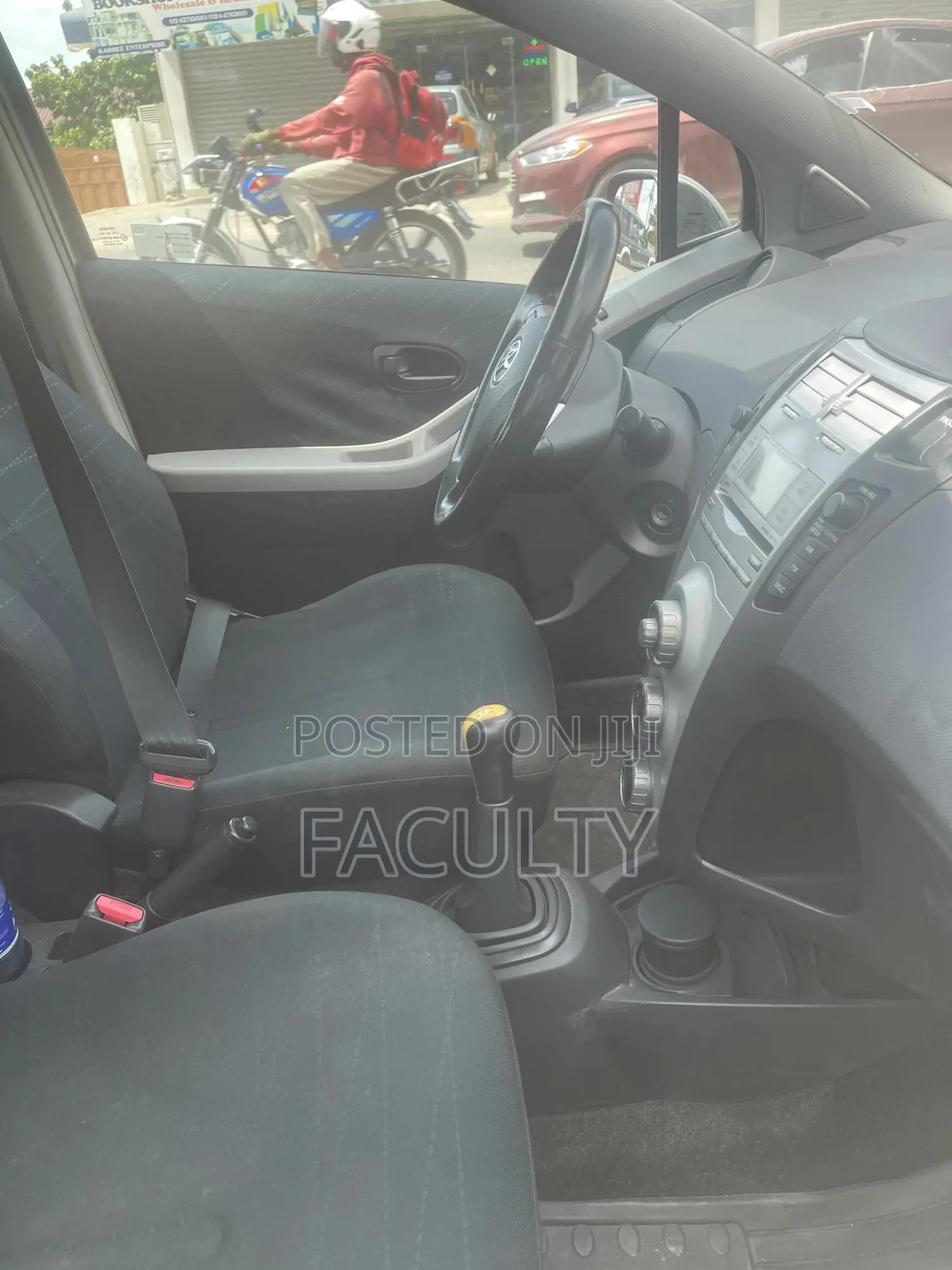 Toyota Yaris Base Hatchback 5dr 2010 Blue