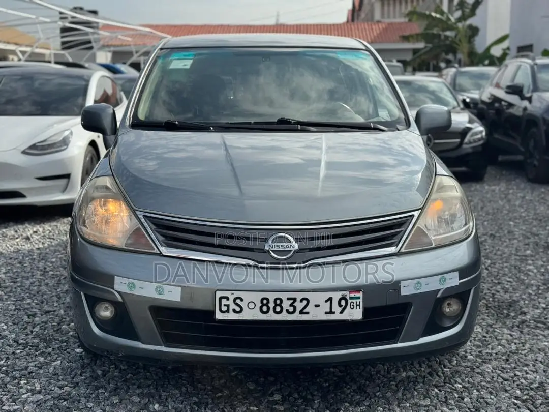 Nissan Versa 1.8 S Hatchback 2012 Gray