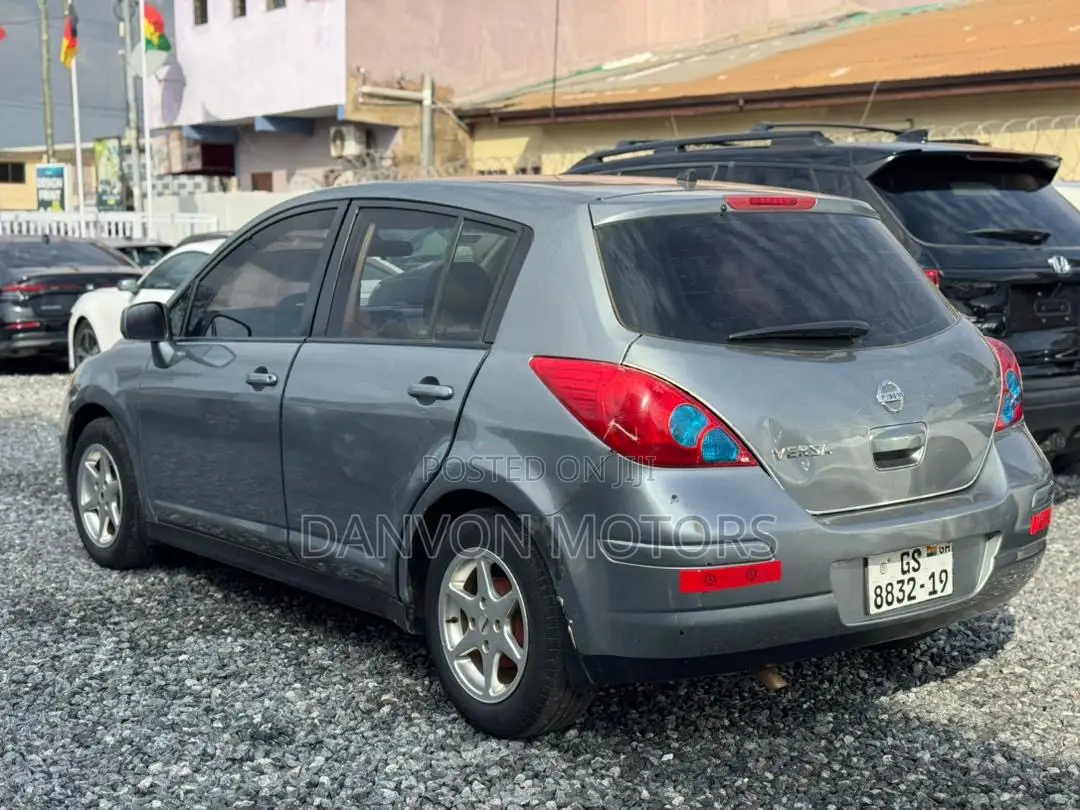 Nissan Versa 1.8 S Hatchback 2012 Gray