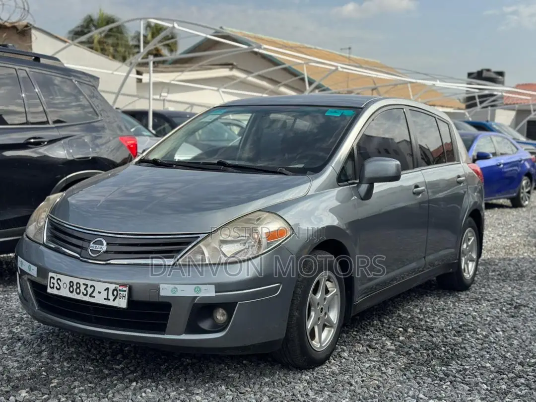 Nissan Versa 1.8 S Hatchback 2012 Gray