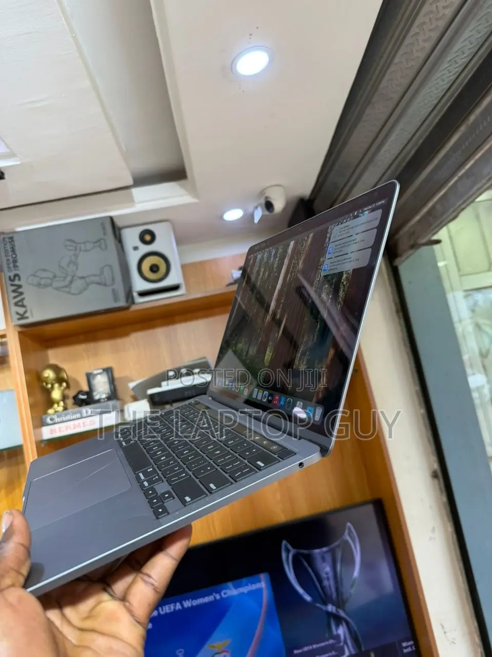 Laptop Apple MacBook Pro 2022 M2 8GB Apple M2 SSD 256GB