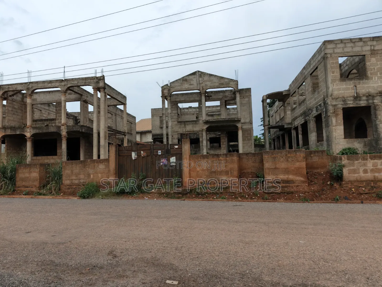 13bdrm Block of Flats in Ejisu Besease K Lebi for sale