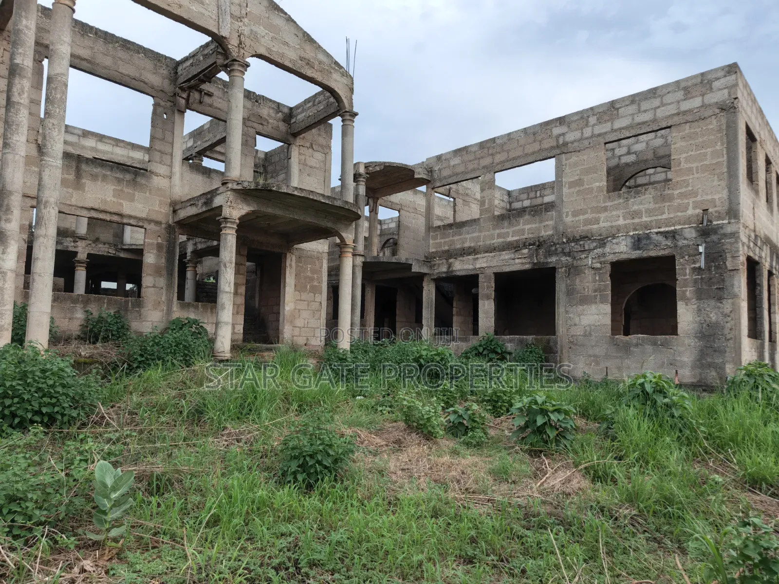 13bdrm Block of Flats in Ejisu Besease K Lebi for sale