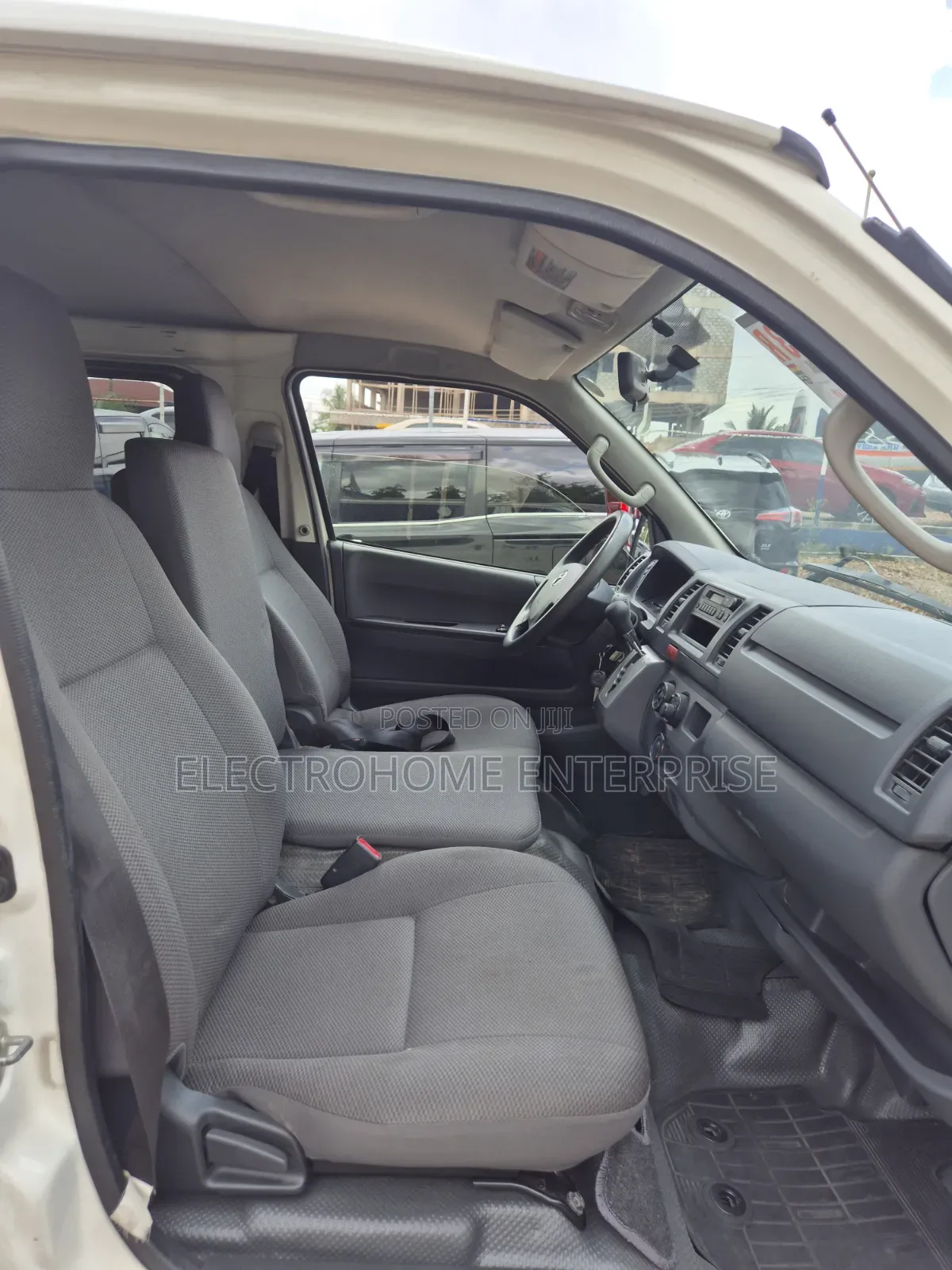 Toyota HiAce 2015 White