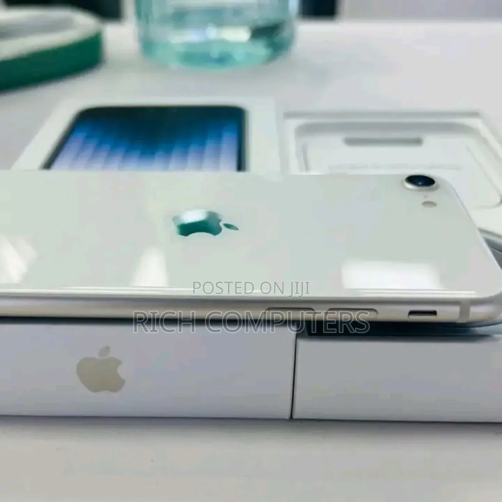 New Apple iPhone SE (2022) 256 GB White