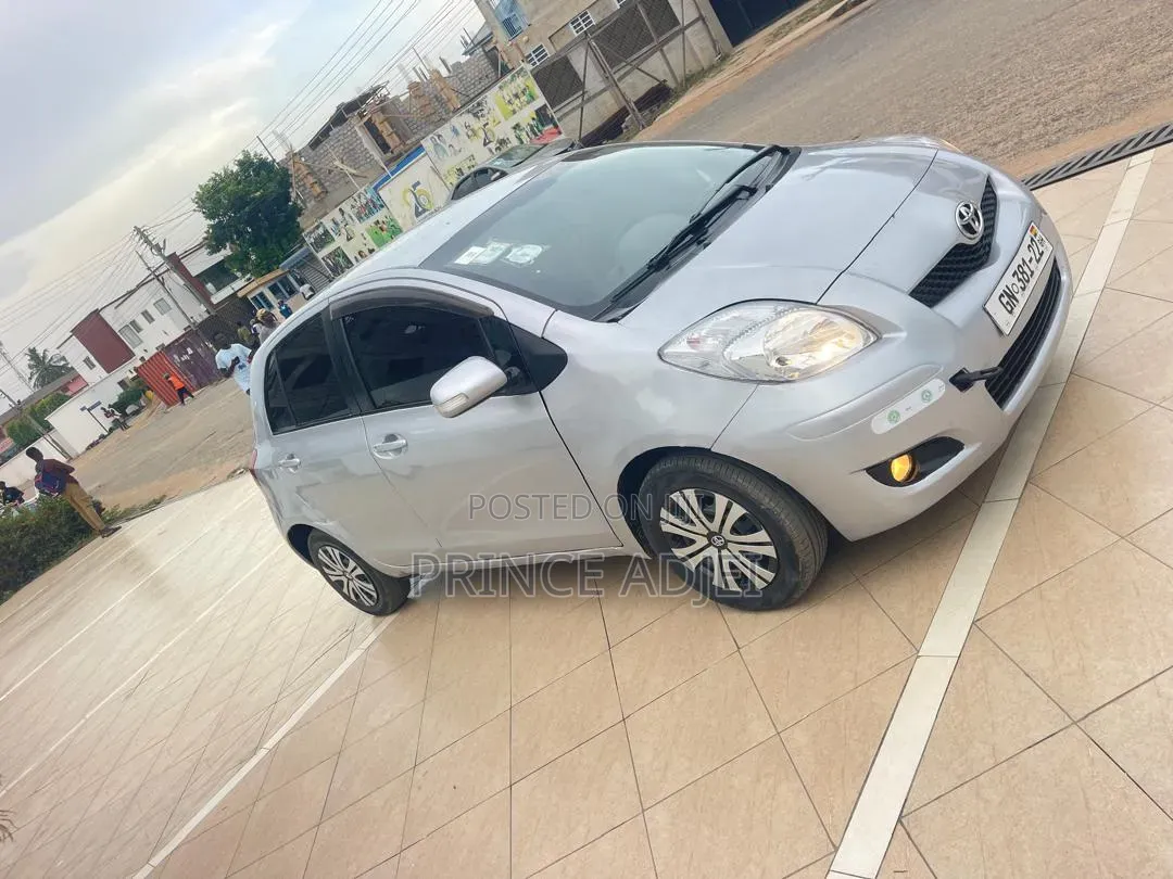 Toyota Vitz 1.0 FWD 5dr 2010 Silver