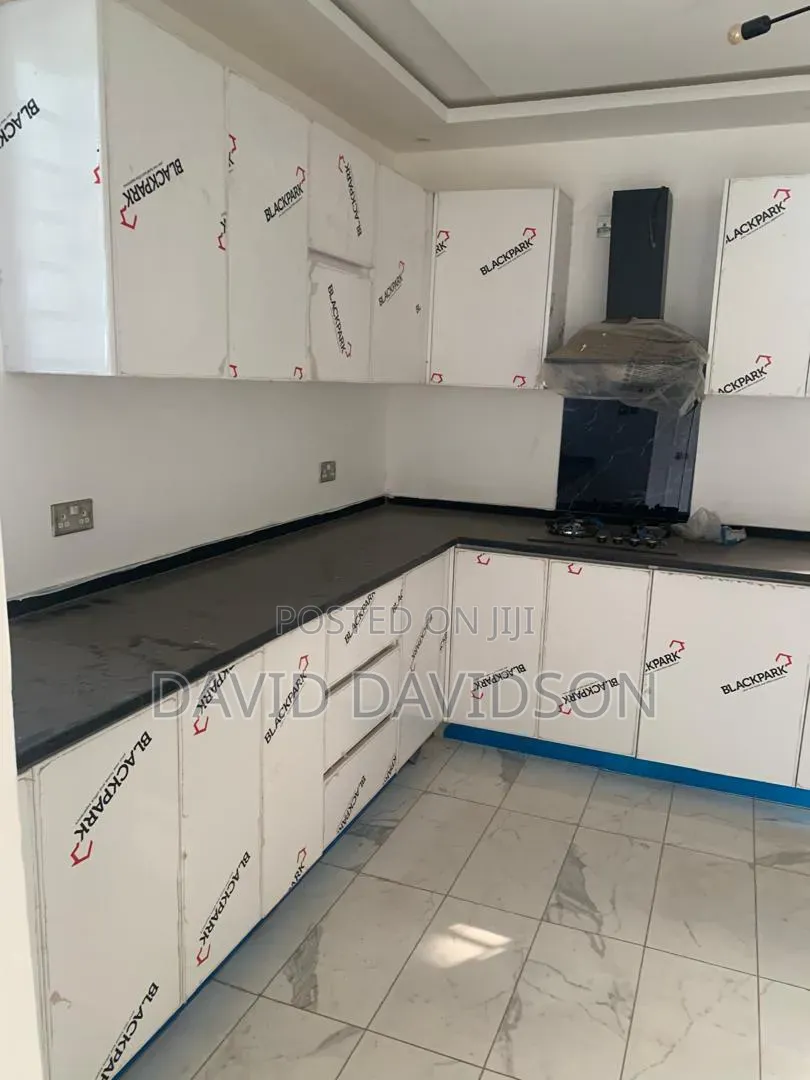 3bdrm House in 3 Bedroom Storey, Tema Metropolitan for rent