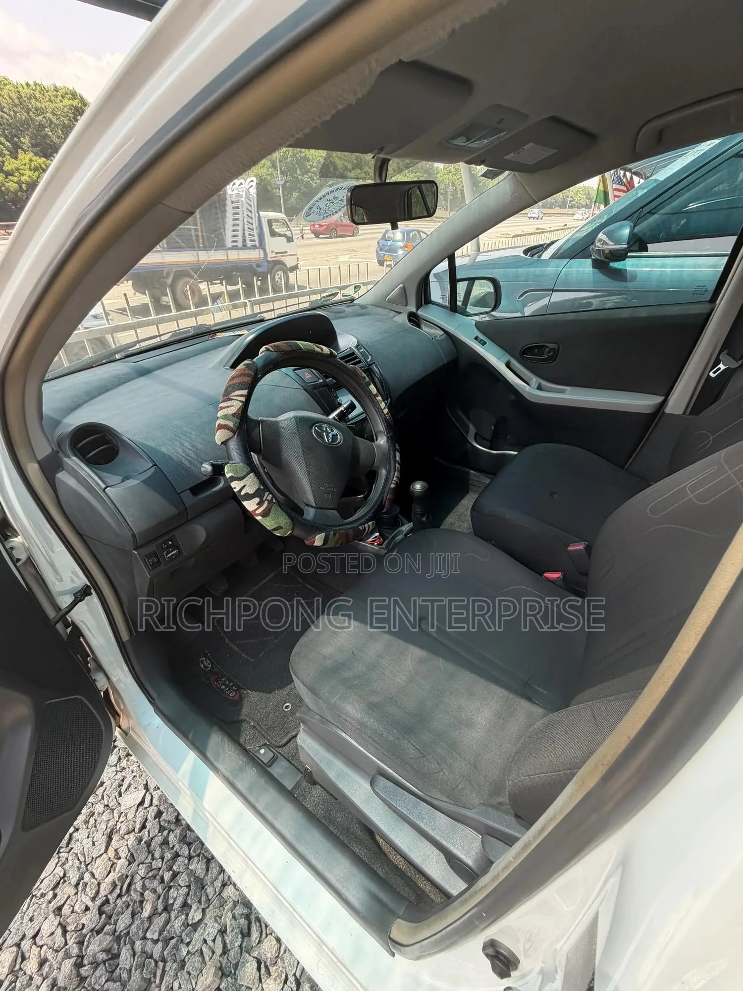 Toyota Yaris Base Hatchback 5dr 2010 White