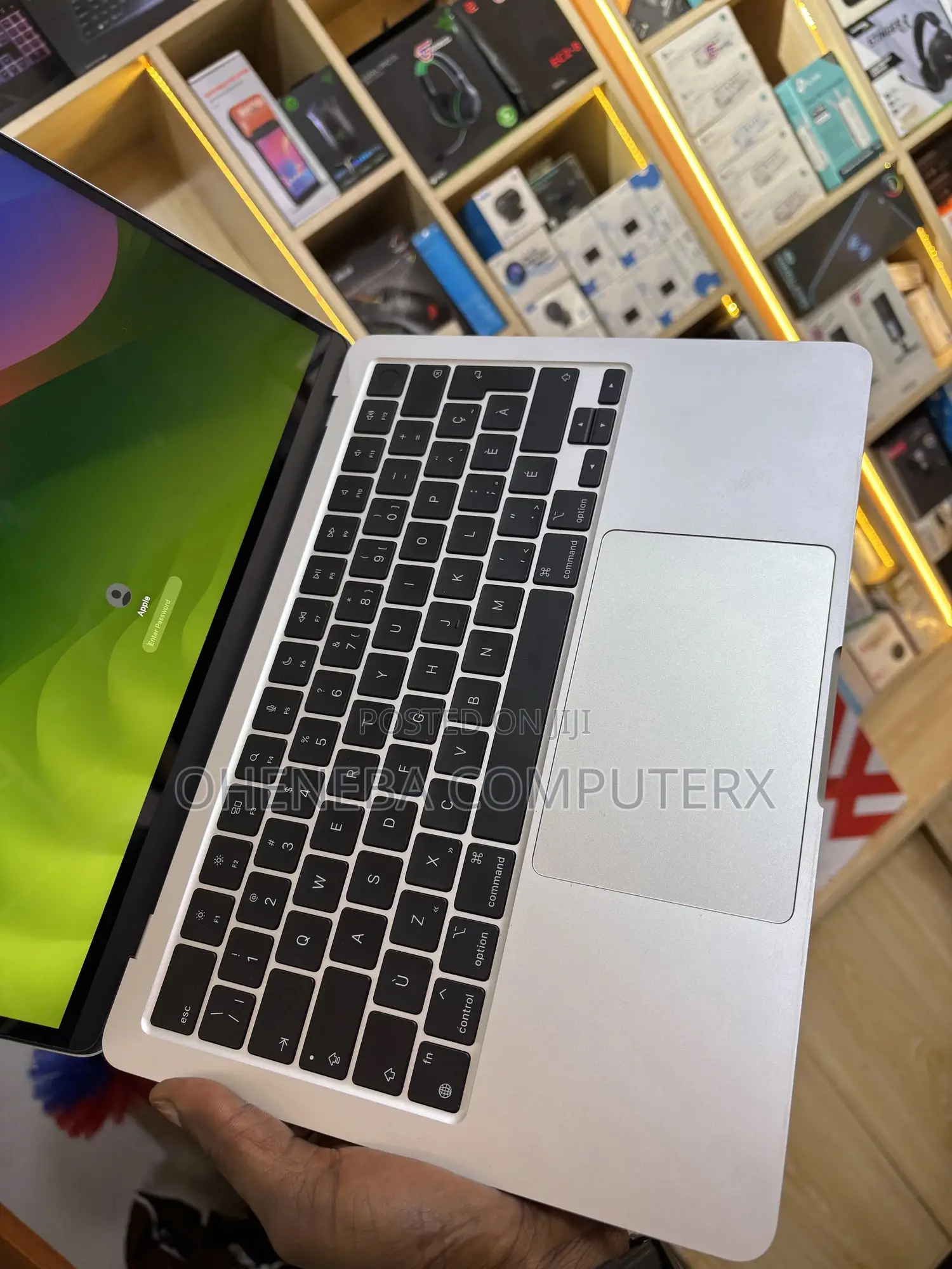 New Laptop Apple MacBook Air 2022 M2 8GB Apple M2 SSD 256GB