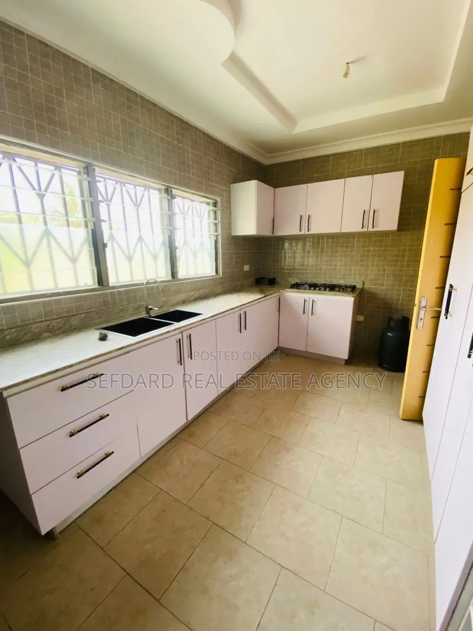 4bdrm House in Sefdard Properties, Amasaman for rent