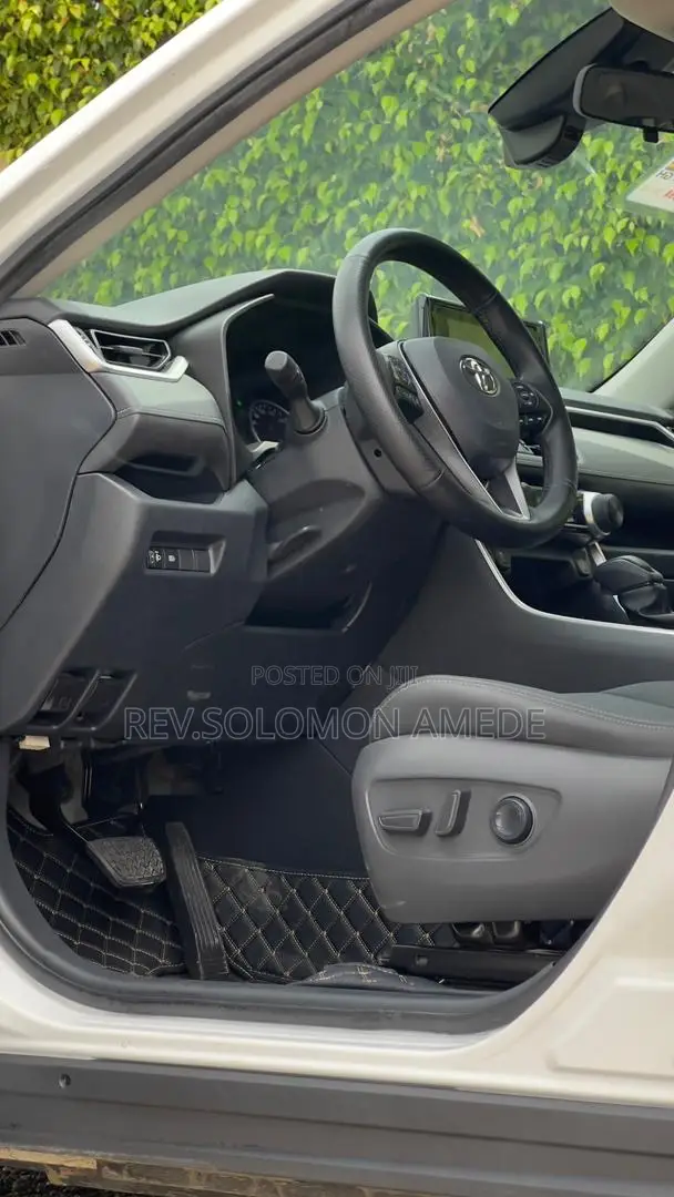 Toyota RAV4 XLE AWD 2023 White