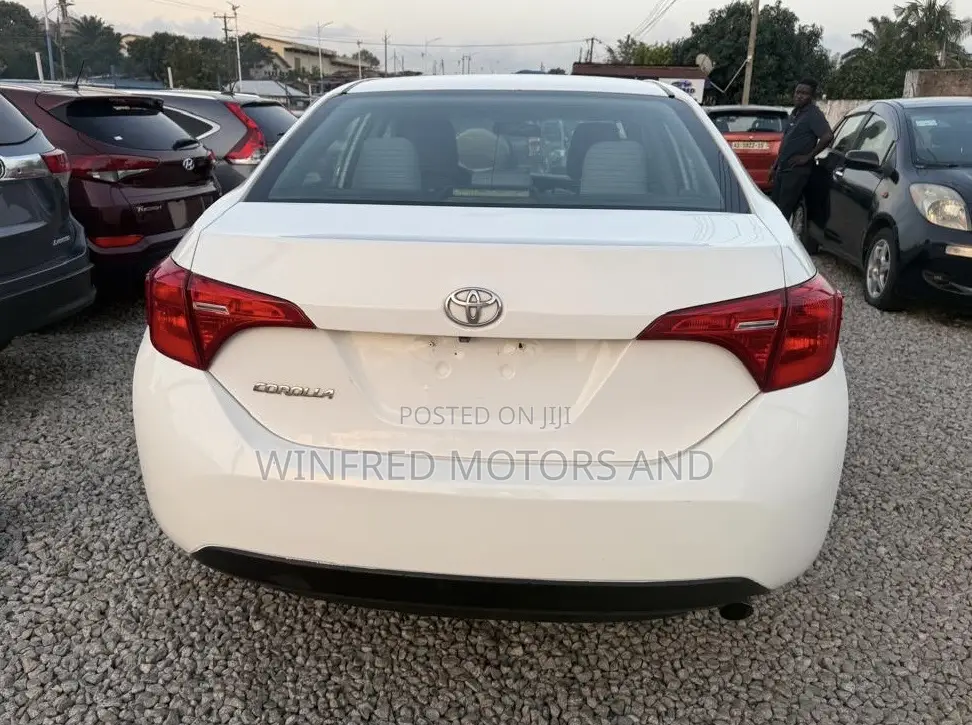 Toyota Corolla SE 4dr Sedan (1.8L 4cyl CVT) 2017 White