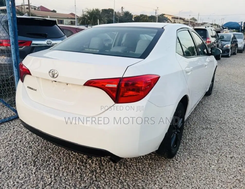 Toyota Corolla SE 4dr Sedan (1.8L 4cyl CVT) 2017 White