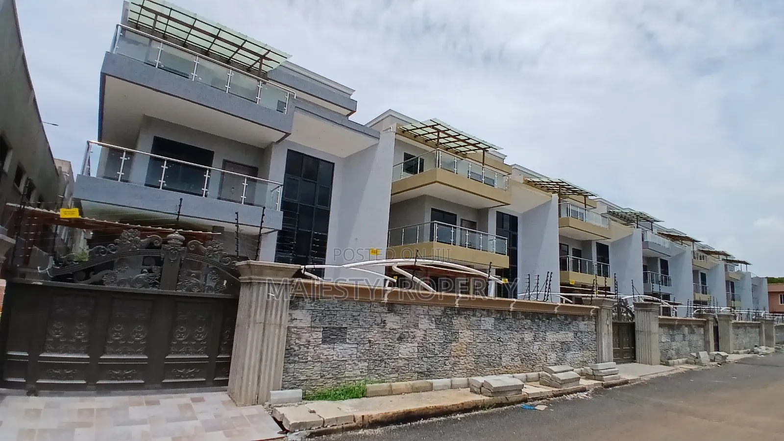 5bdrm Duplex in Costa, Coca Cola for sale