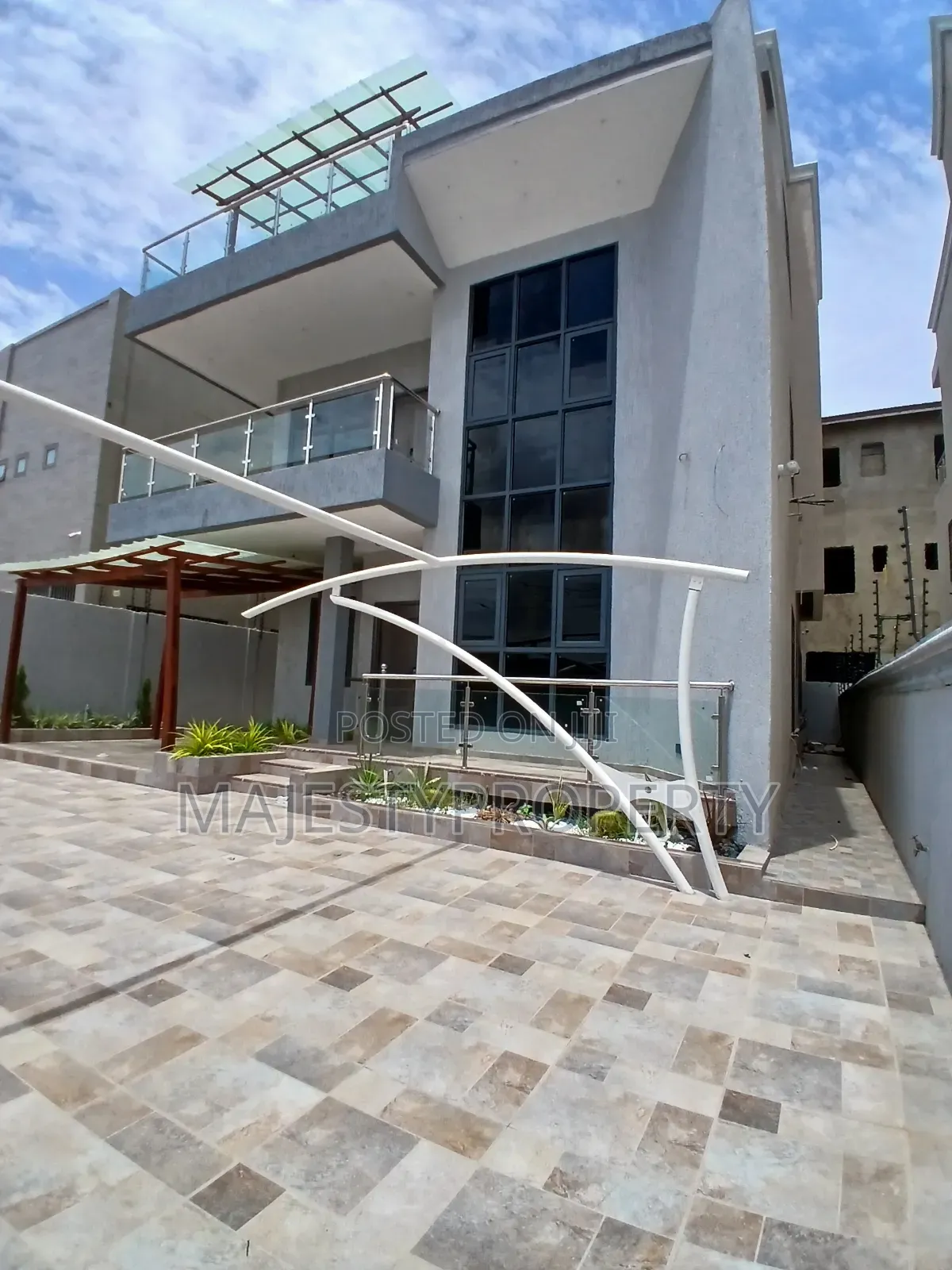 5bdrm Duplex in Costa, Coca Cola for sale