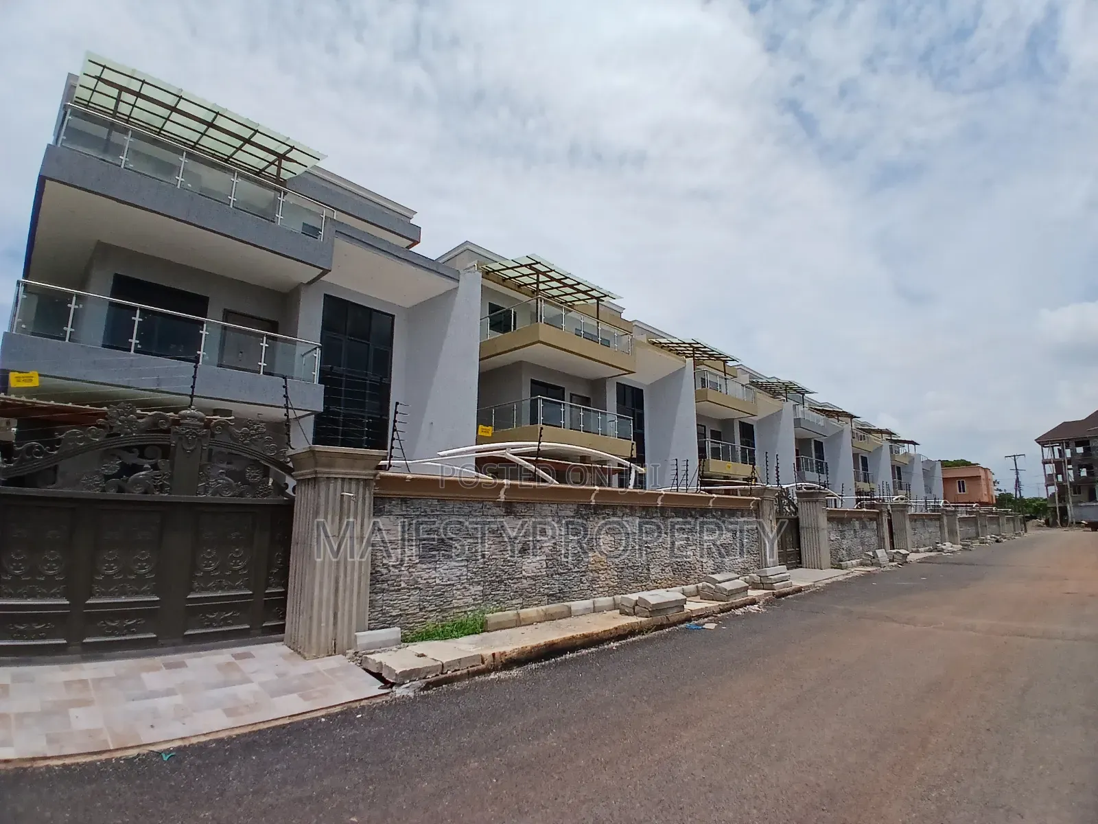 5bdrm Duplex in Costa, Coca Cola for sale