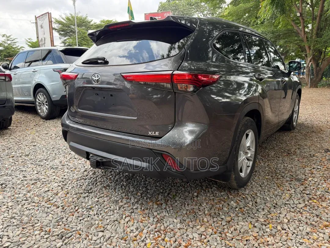 Toyota Highlander XLE 2021 Gray