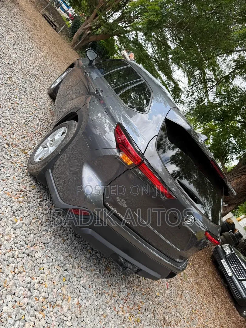 Toyota Highlander XLE 2021 Gray