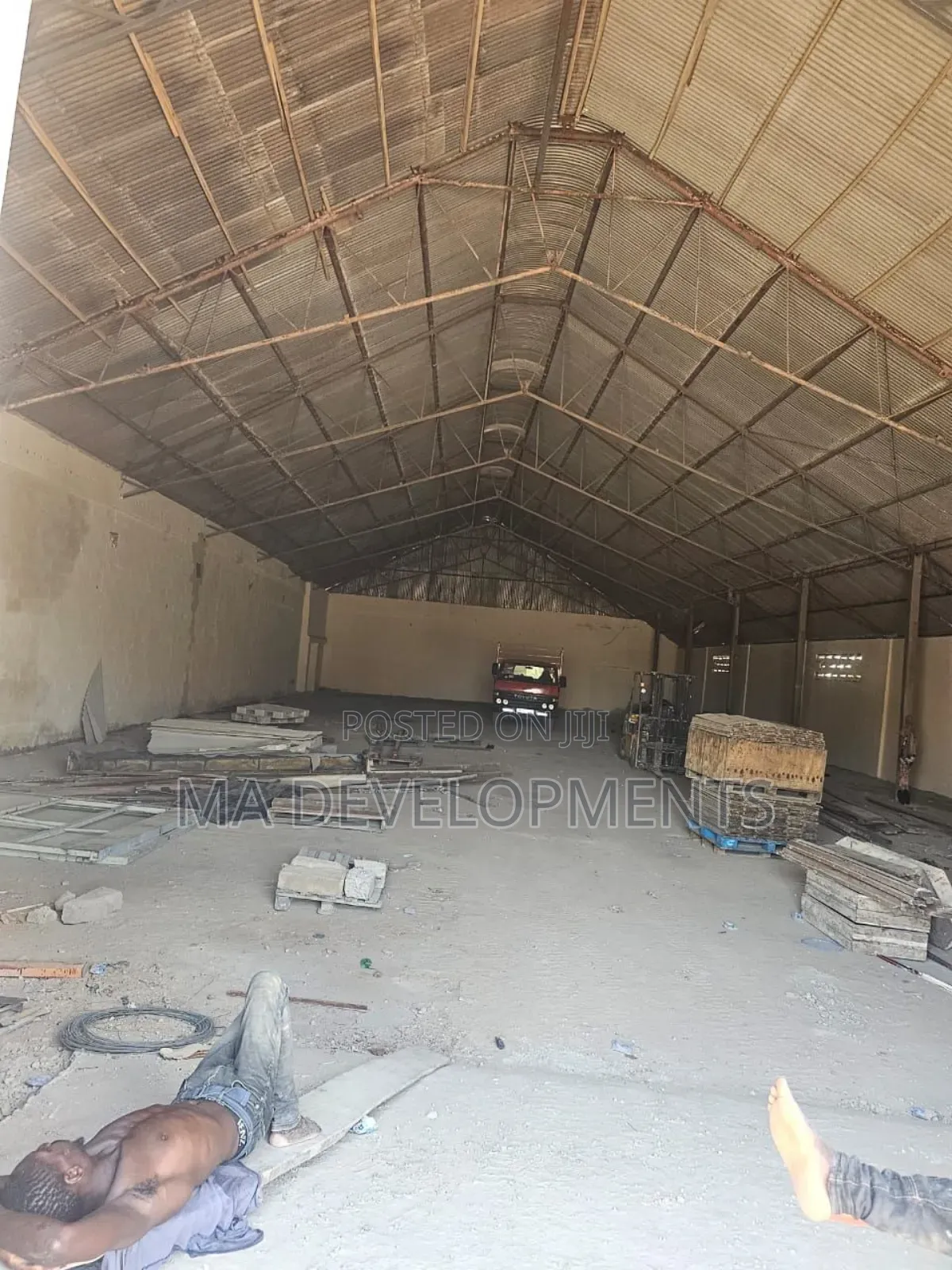 1200 Square Meter Warehouse for Rent at Circle