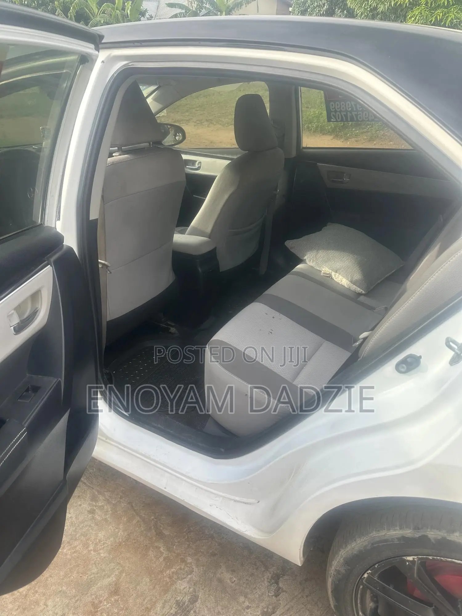 Toyota Corolla LE 4dr Sedan (1.8L 4cyl CVT) 2017 White
