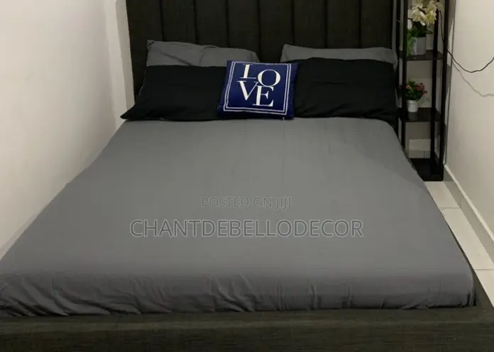 Premium Quality Reversible and Removable Zip Duvet Set ( 7 in 1 )