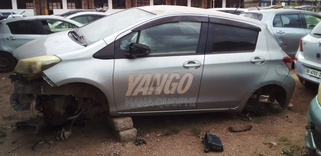 Toyota Vitz 2012 Silver