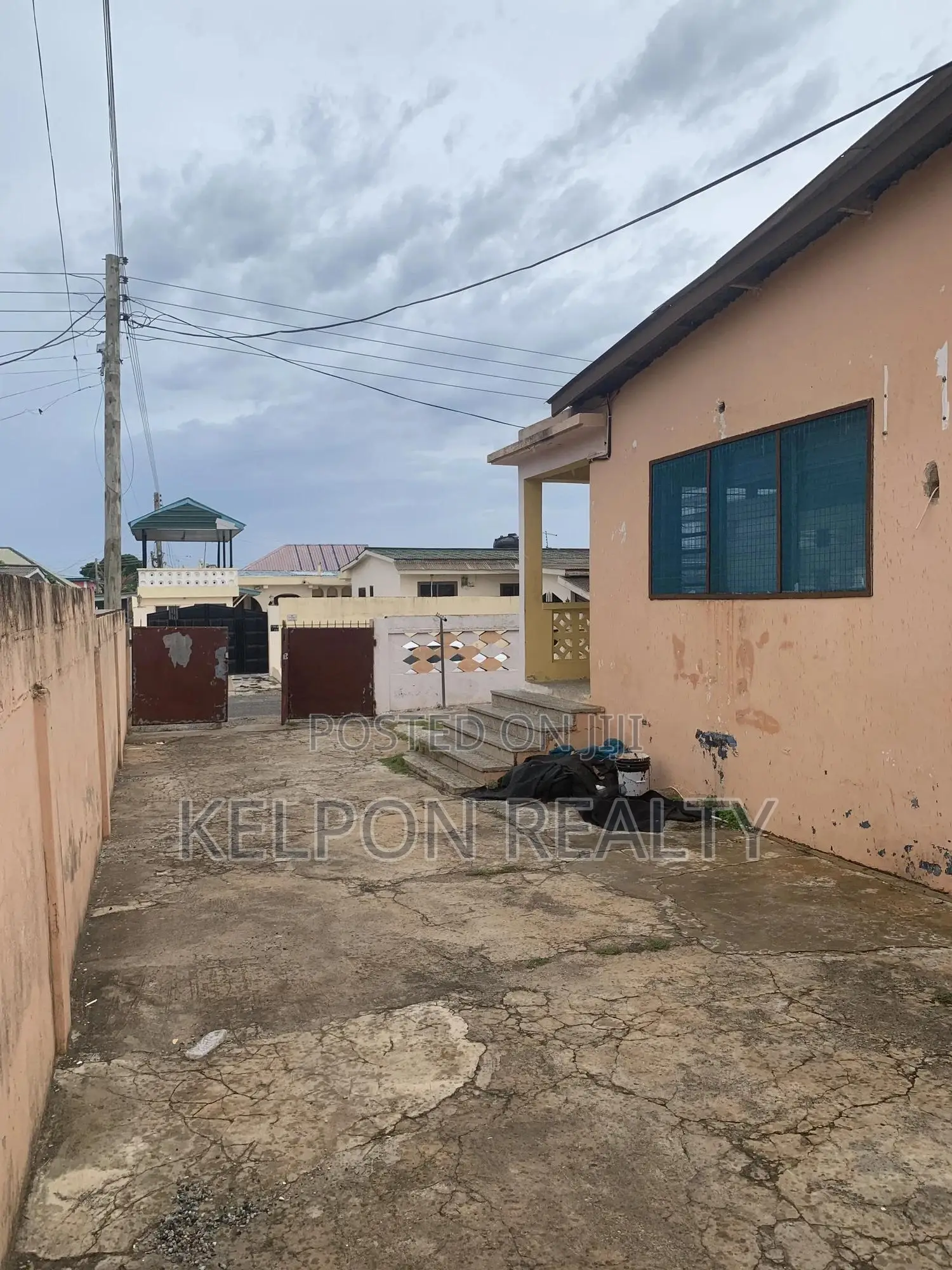 3bdrm House in Dansoman, Maama's Inn for sale
