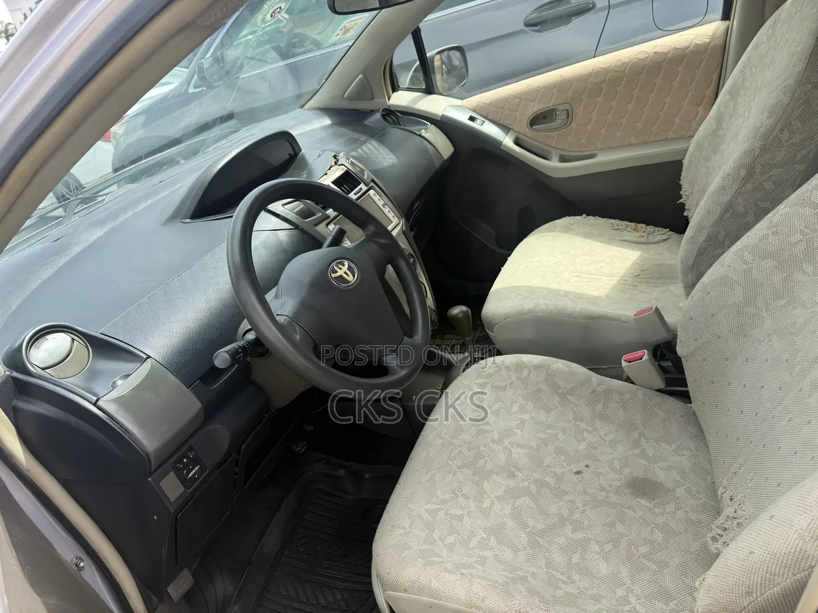 Toyota Vitz 2010 Silver