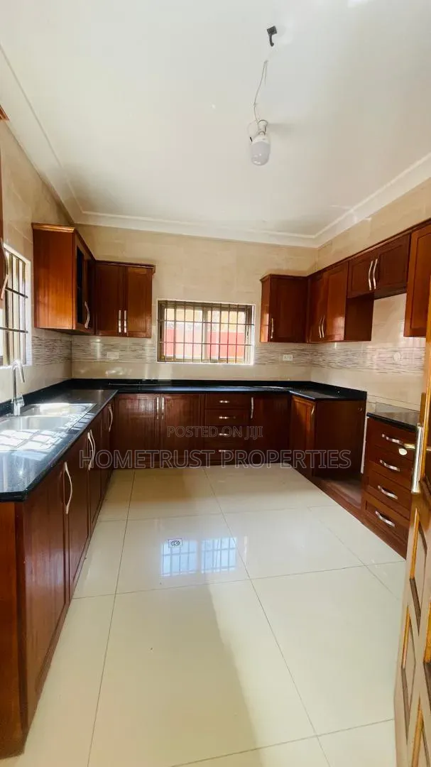 5bdrm Duplex in Pokuase Amanfrom for rent