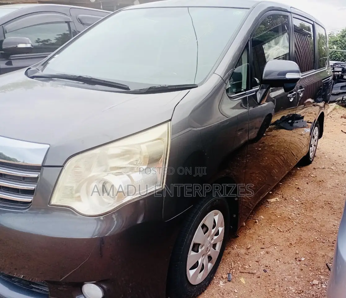 Toyota Noah 2.0 143hp AWD (8 Seater) 2011 Gray