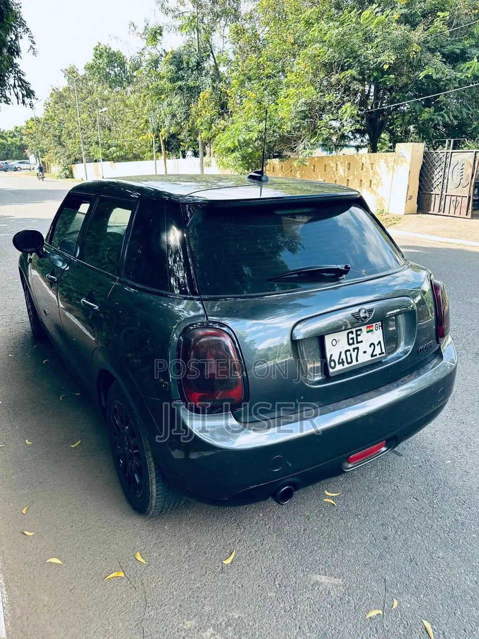 Mini Cooper 4dr Hatchback (1.5L 3cyl Turbo 6M) 2015 Gray