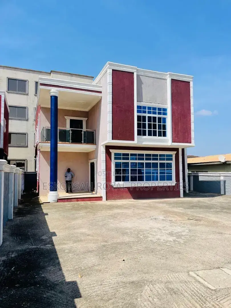 5bdrm House in Achimota Ofankor Rd, Mile 7 for sale