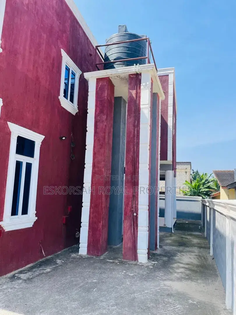 5bdrm House in Achimota Ofankor Rd, Mile 7 for sale