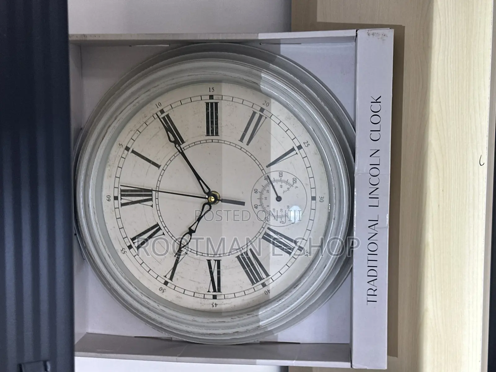 Home Collection Traditional Lincoln Wall Clock Featuring a Black Frame