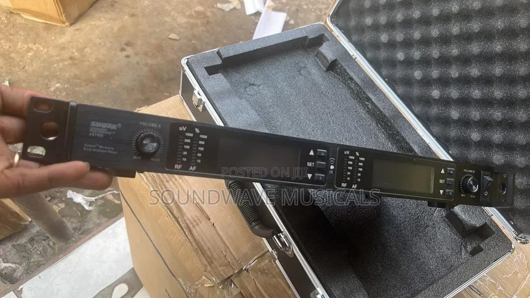 Shura Axt 800 Wireless Microphone