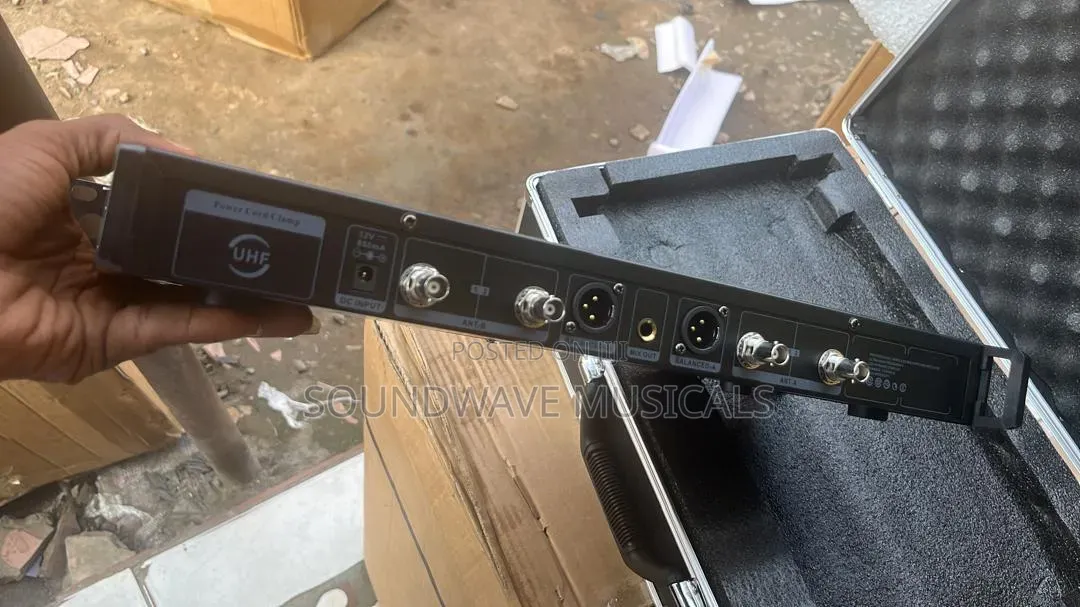 Shura Axt 800 Wireless Microphone
