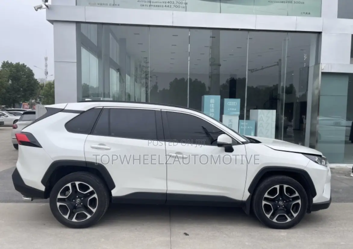 Toyota RAV4 2021 White