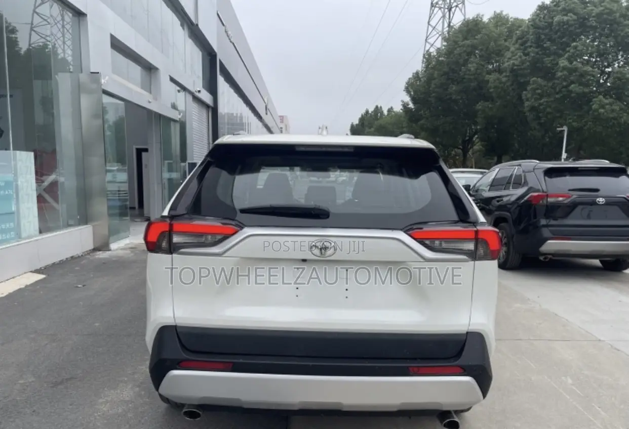 Toyota RAV4 2021 White