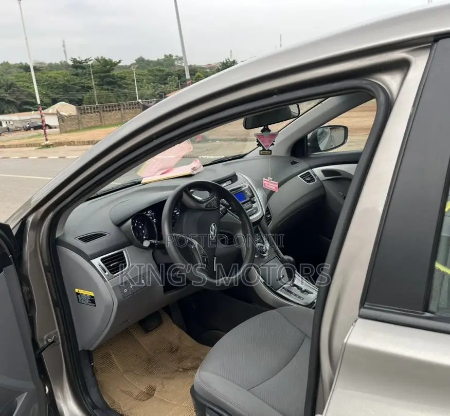 Hyundai Elantra Limited Sedan FWD (1.8L 4cyl 6A) 2013 Gold