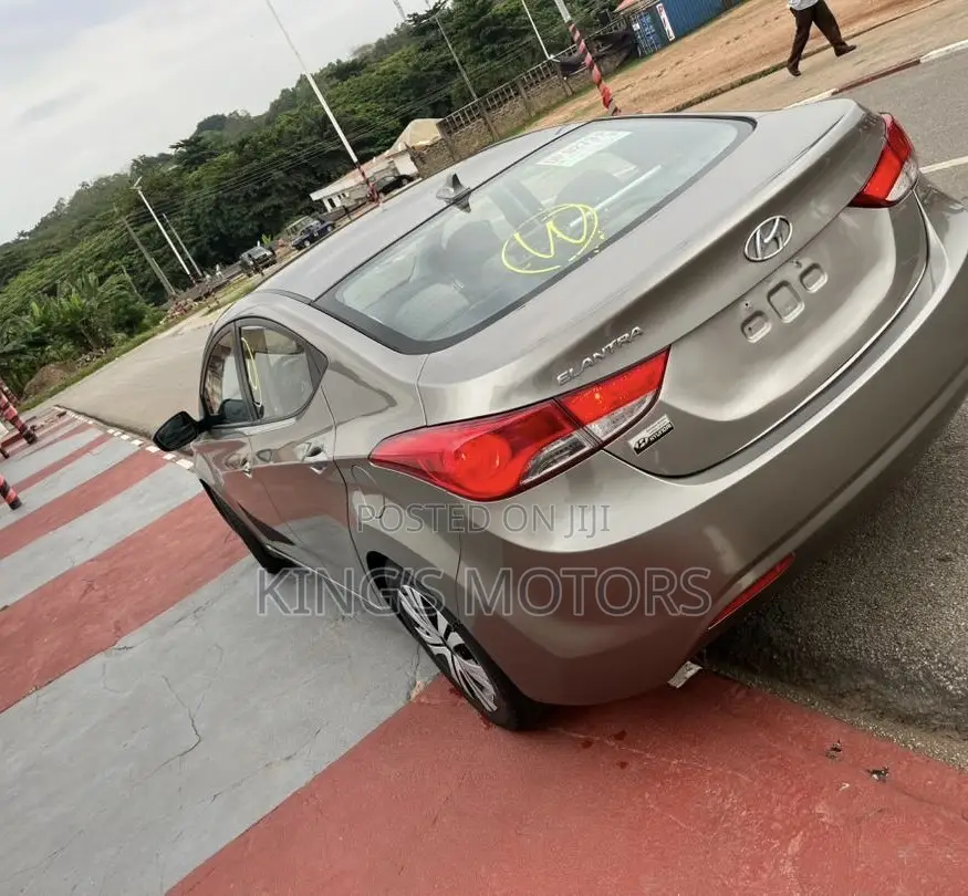 Hyundai Elantra Limited Sedan FWD (1.8L 4cyl 6A) 2013 Gold