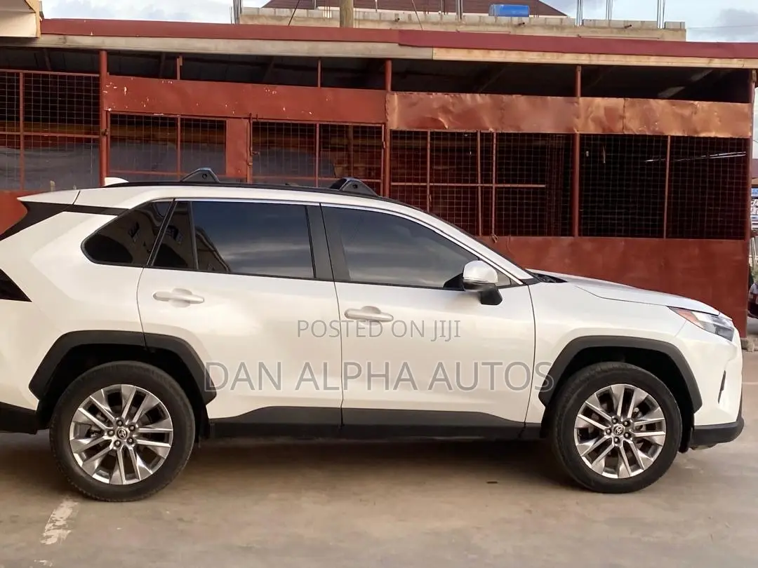 Toyota RAV4 XLE AWD 2023 White