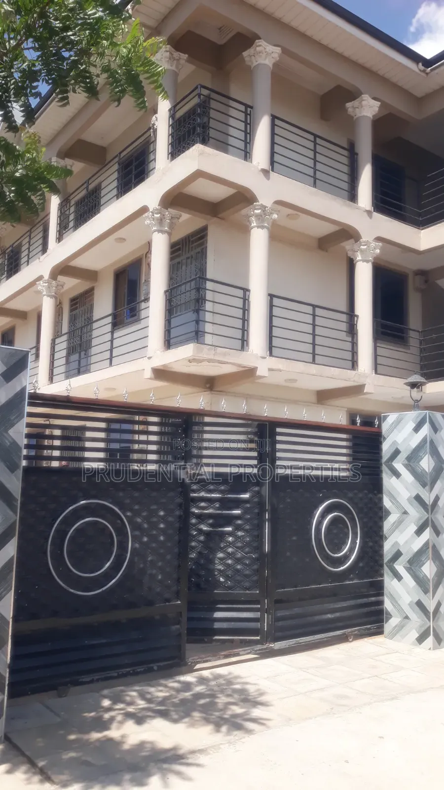 15bdrm House in Accra Metropolitan for sale