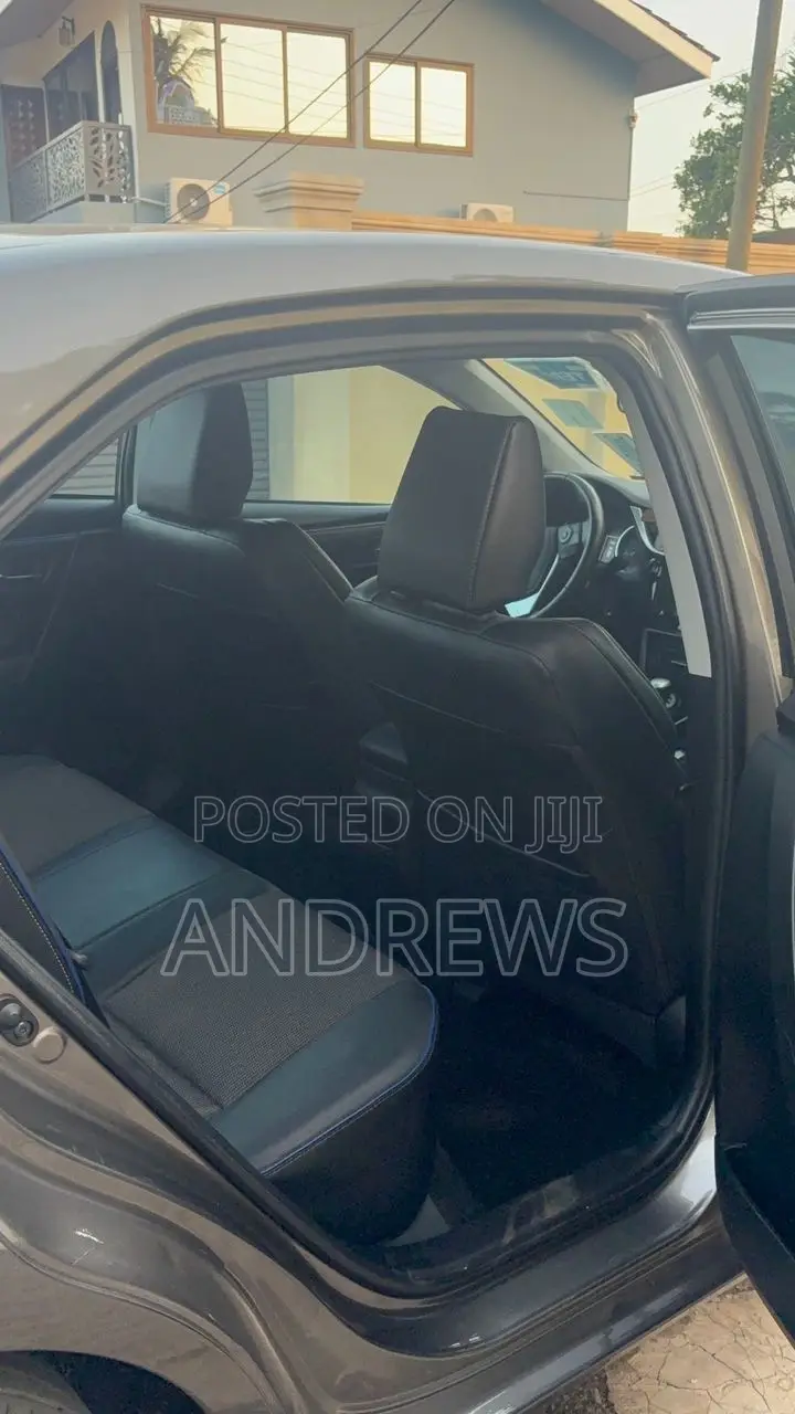 Toyota Corolla SE (1.8L 4cyl 6M) 2018 Brown