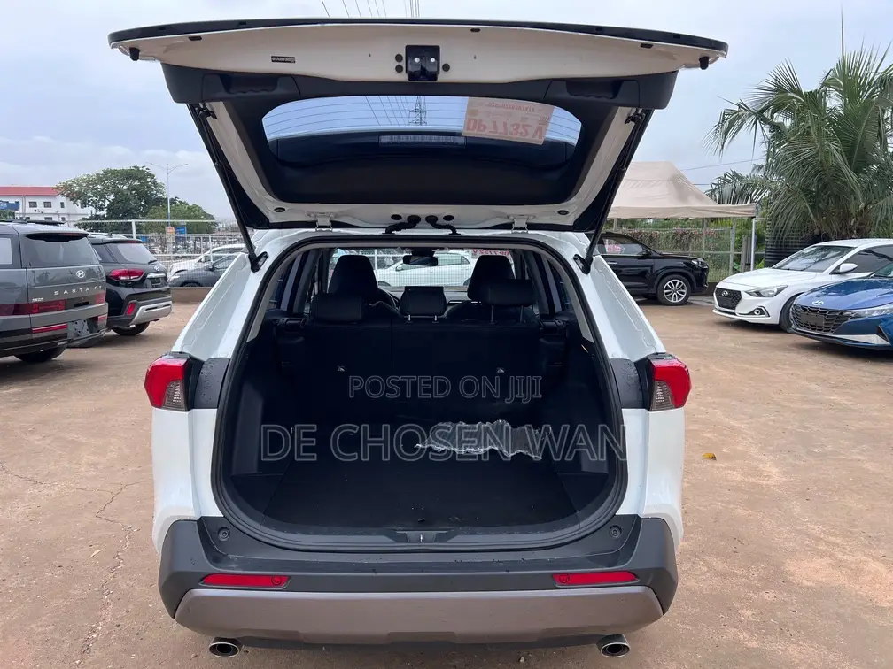 Toyota RAV4 Adventure 2021 White