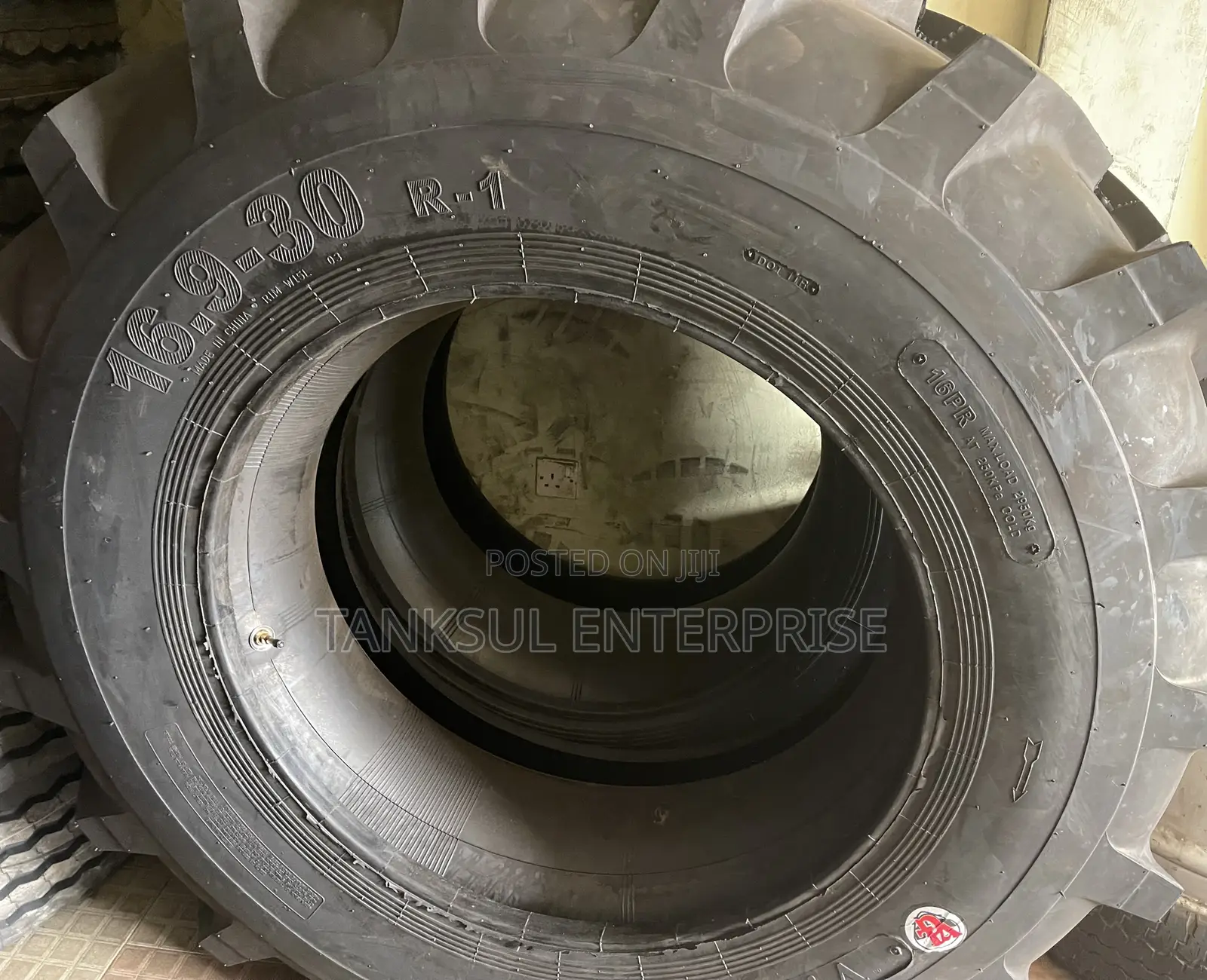 16.9 R30 Tractor Tyre VGL