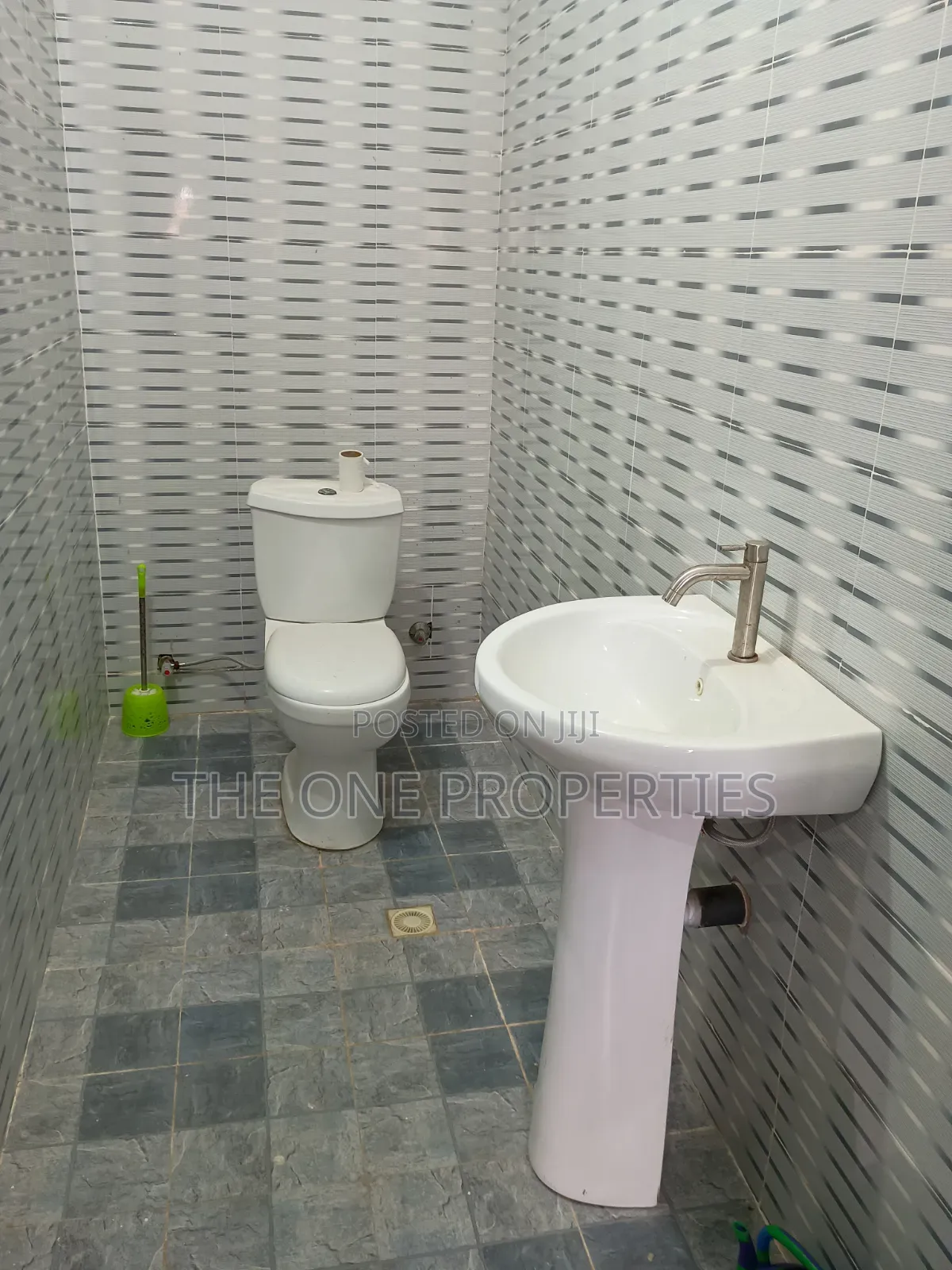 7 Stores+11 Rooms Roadside for Sale at Amasaman Sapeiman