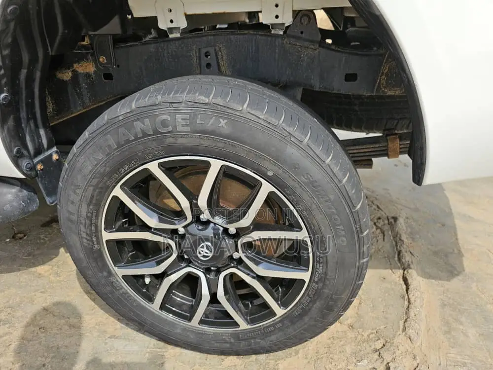 Toyota Hilux 2022 White