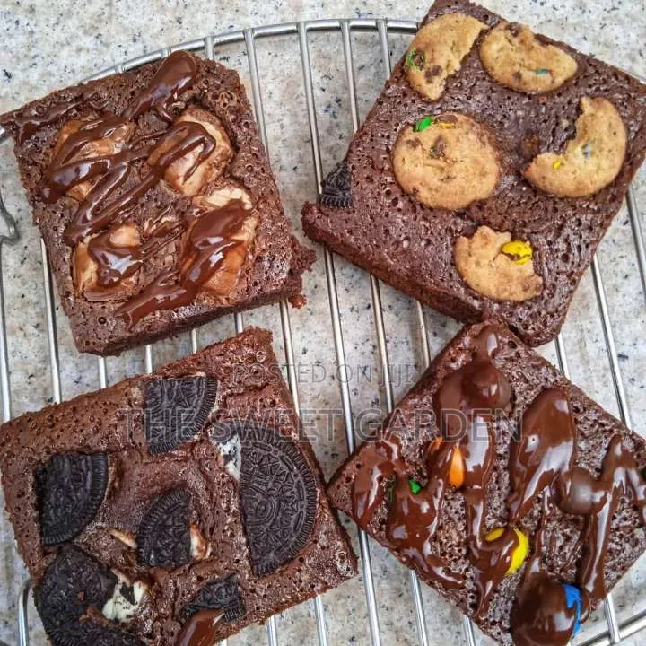 Chocolate Brownie Cakes With Toppings