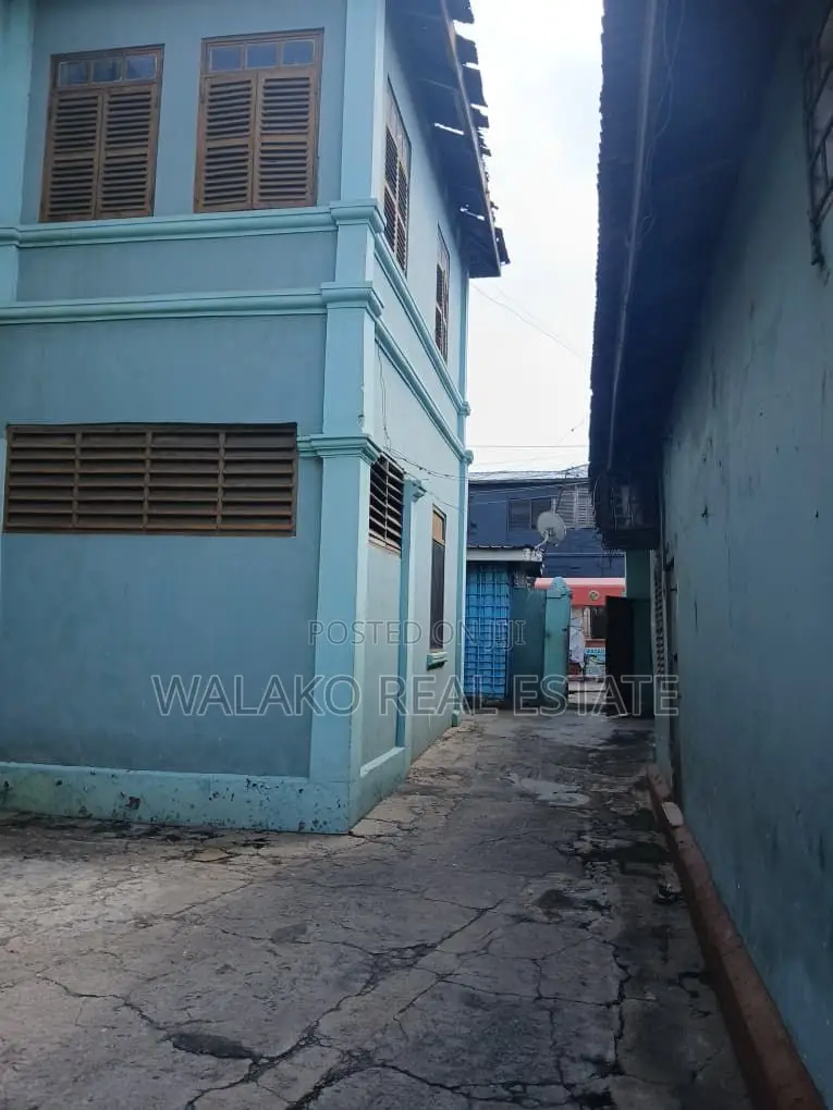 5bdrm House in Adabraka for sale
